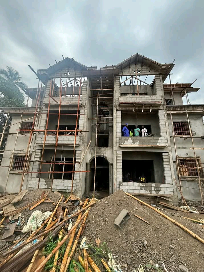 Chantier immeuble R+3 en cours - Douala
